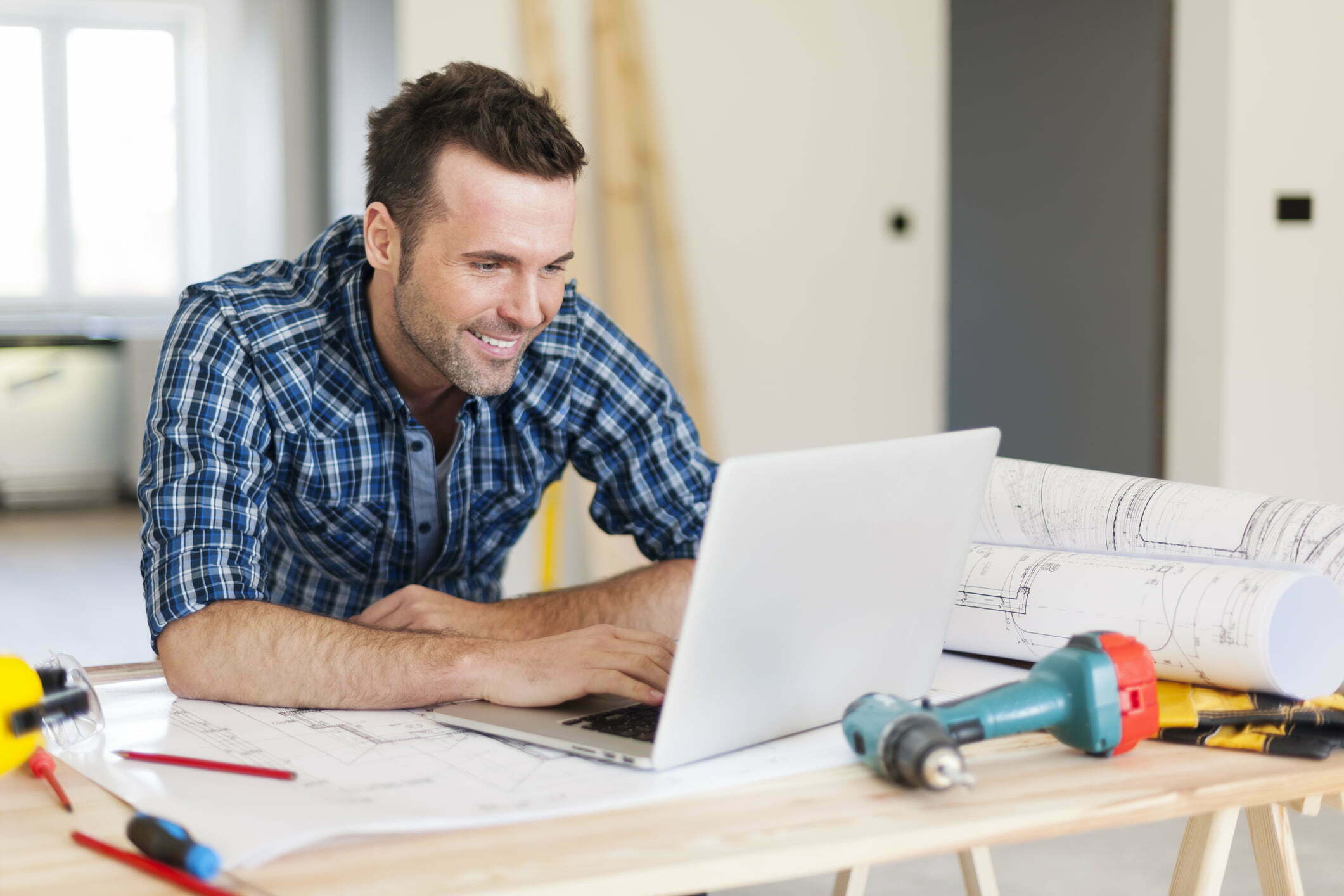 Owner builders attending a virtual coaching session with an expert, receiving personalised guidance on their build.